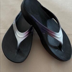 OOFOS Women's Black Sandals with Purple-White Gradient Straps